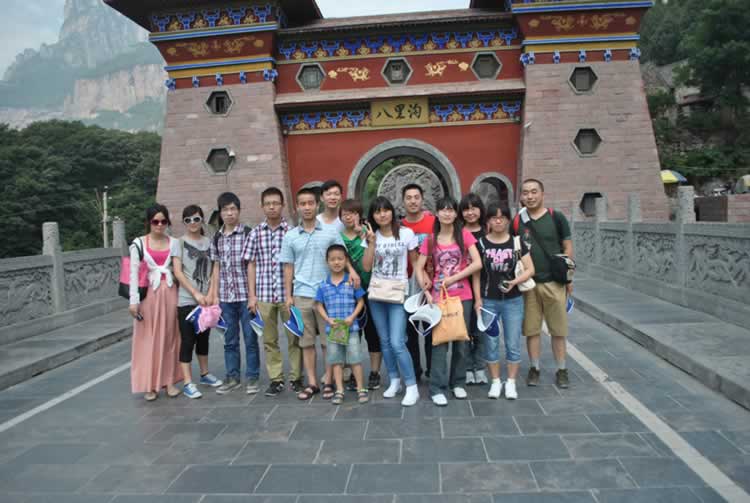 八里溝風景區(qū)浩方團隊合影 八里溝風景區(qū)浩方團隊合影