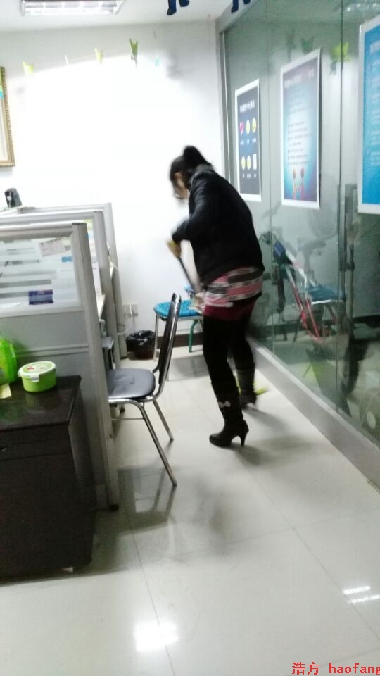客服部主管王林也在打掃衛(wèi)生 客服部主管王林也在打掃衛(wèi)生