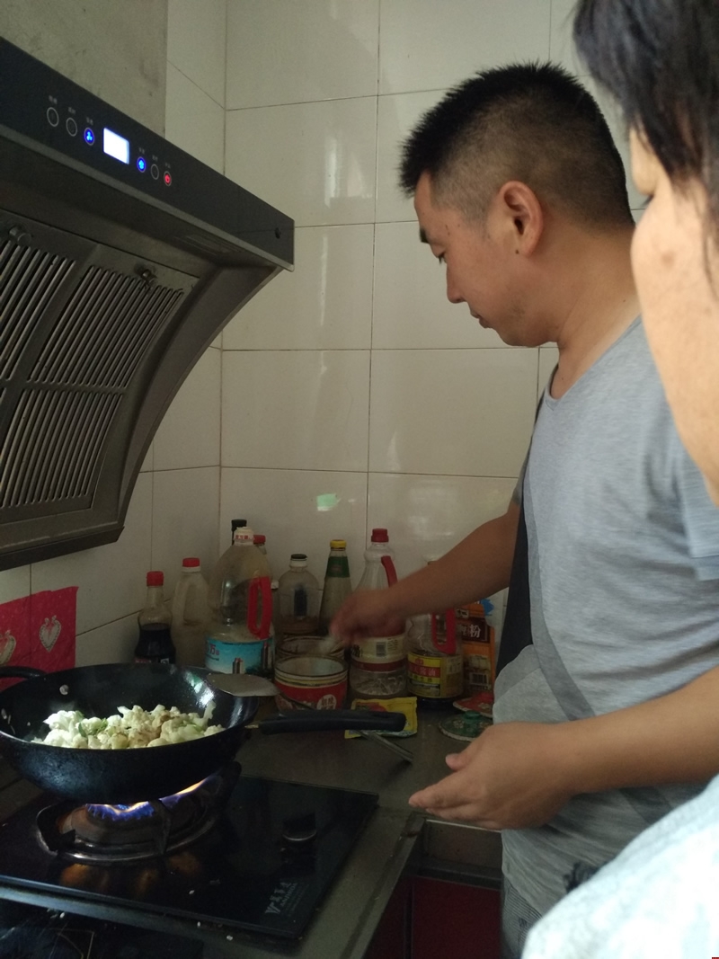 孫志偉同媽媽一道做飯www.yzzgjx.cn 孫志偉同媽媽一道做飯www.yzzgjx.cn