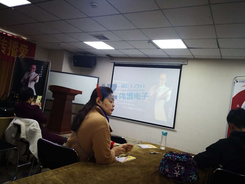 孫經(jīng)理與銷(xiāo)售冠軍討論學(xué)習(xí) 孫經(jīng)理與銷(xiāo)售冠軍討論學(xué)習(xí)